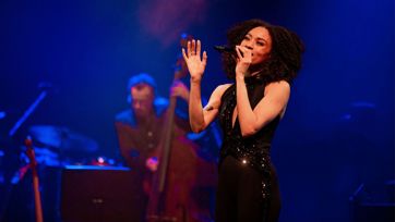 Woman In Love 1600 (2)