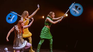 1600 3 TRADWIVES De Musical 6 (C Juliette De Groot)
