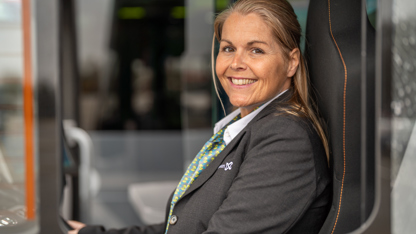 250222 Portretten Chauffeuse Achter Stuur