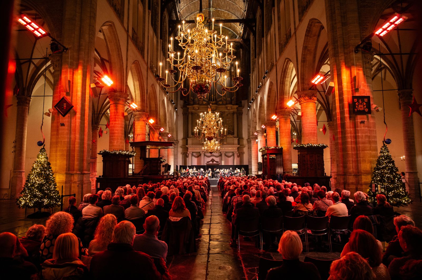 Nederlands Kamerorkest: Sfeervol Kerstconcert in TAQA Theater De Vest, Alkmaar
