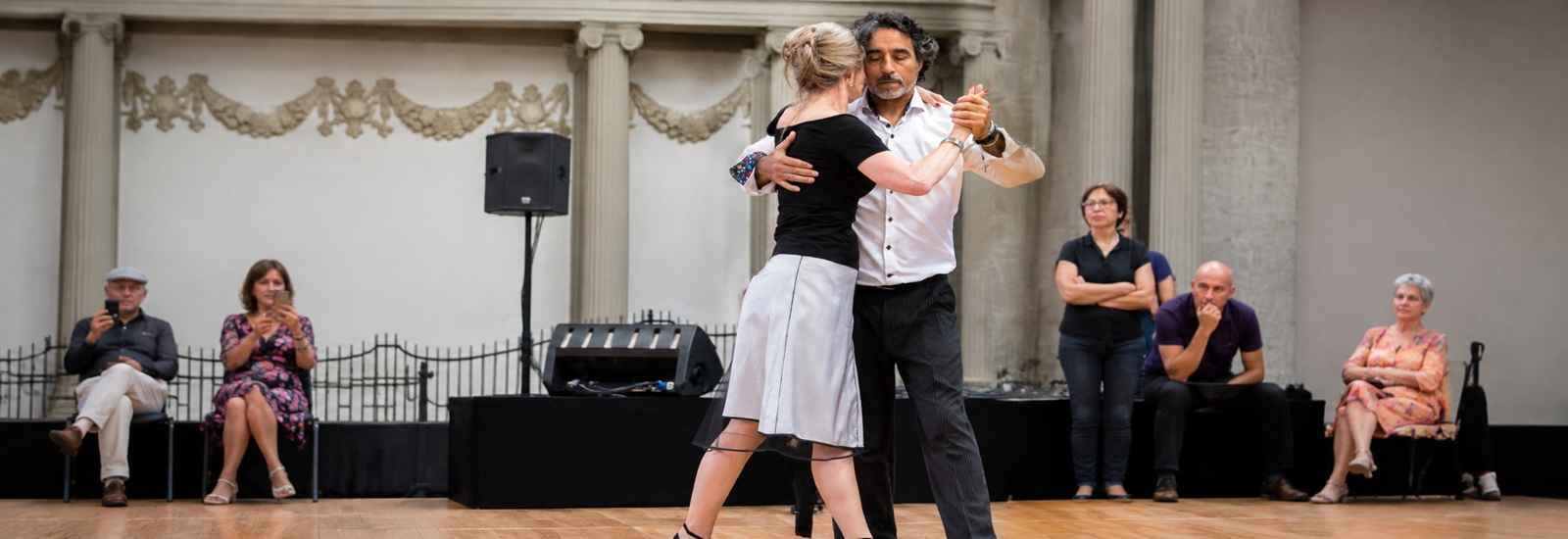 Foyeractiviteit (social dance): Doe gratis mee: Argentijnse Tango in TAQA Theater De Vest, Alkmaar