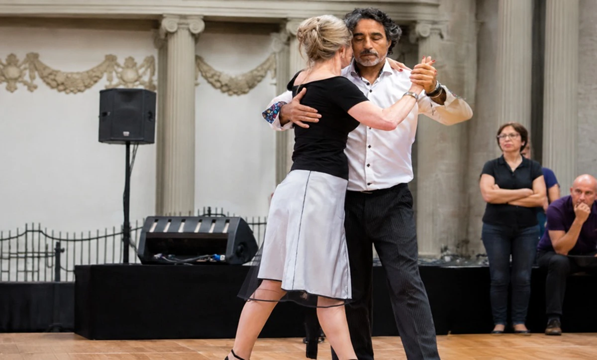Foyeractiviteit (social dance): Doe gratis mee: Argentijnse Tango in TAQA Theater De Vest, Alkmaar