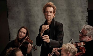 1600 Sven Ratzke En Matangi Quartet Dans Op De Vulkaan (Alek Bruessing) CAMPAGNEBEELD 2