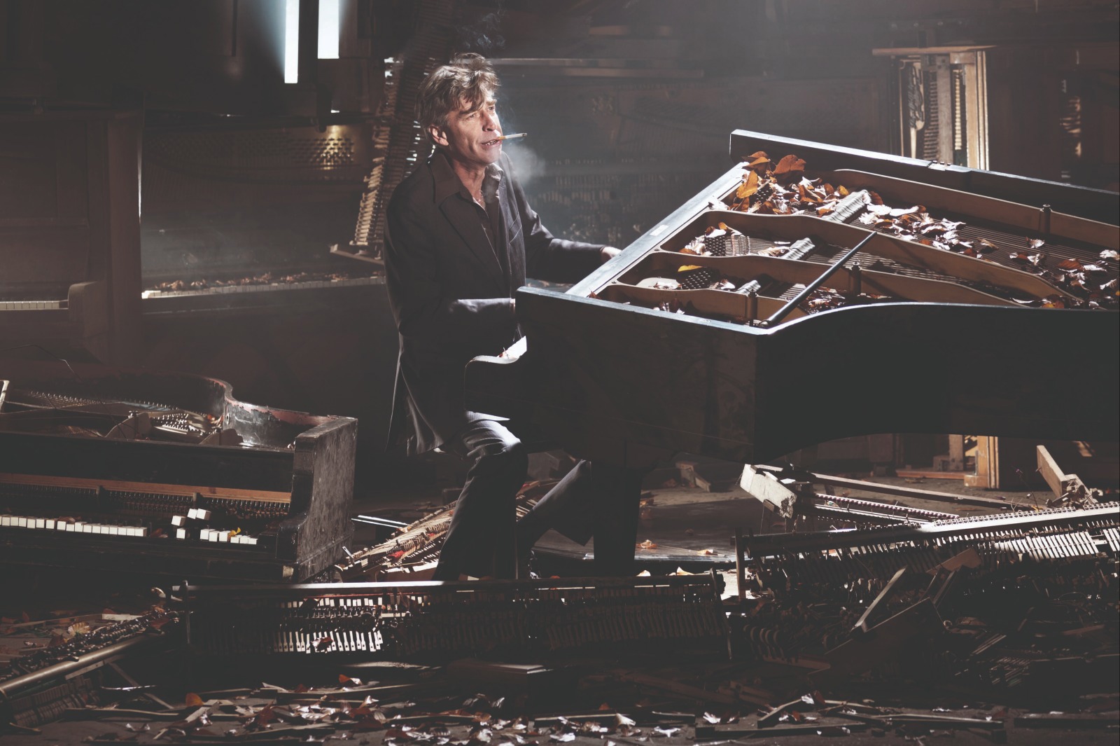 Ode aan Maarten van Roozendaal: Egon Kracht, Maarten Heijmans, Mark Omvlee en FlevoEnsemble in TAQA Theater De Vest, Alkmaar