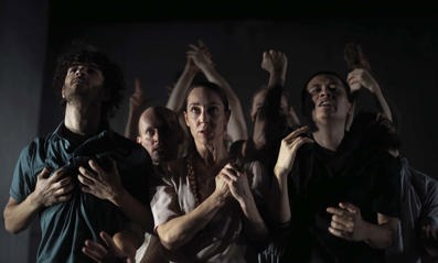 Conny Janssen Danst BEHIND THE WALL (Andreas Terlaak) 1 RGB 300 Dpi